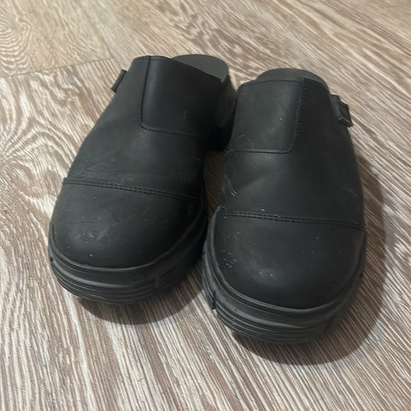 Black Gianni mules rubber super classy and modern worn three times water proof! - Picture 3 of 4